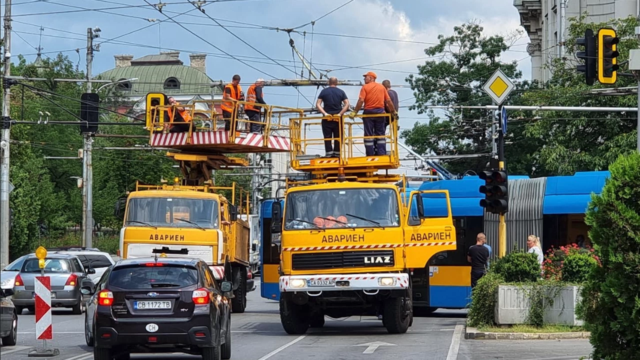 Аварирал тролейбус направи огромна тапа на кръстовището пред Софийския университет