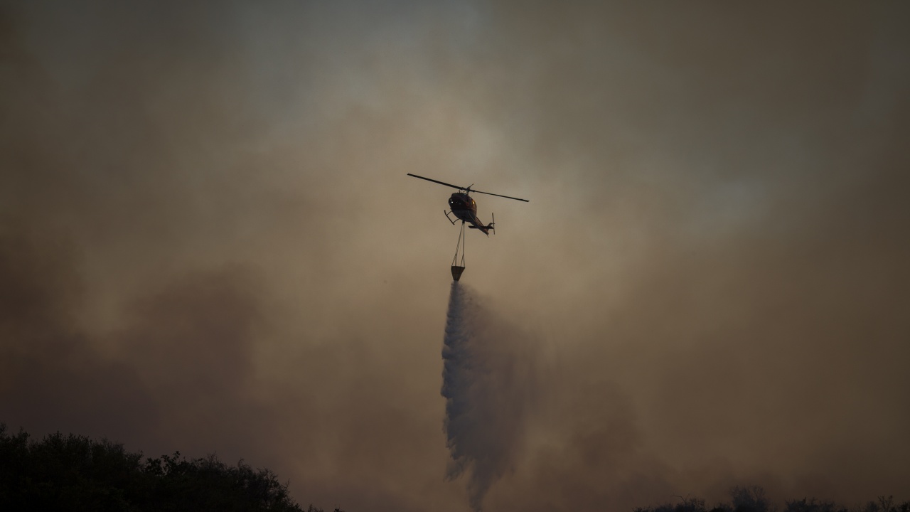Трети хеликоптер се включва в гасенето на пожара в района на панагюрските села Левски и Елшица