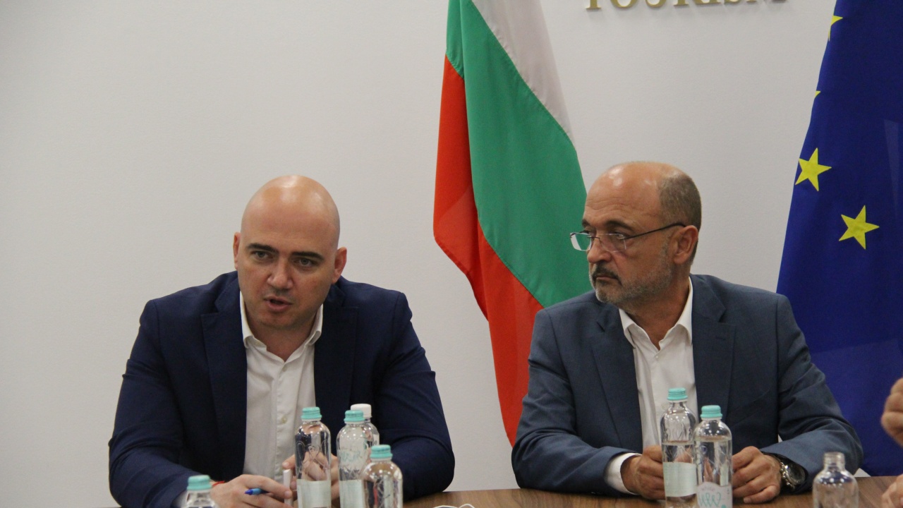 Служебните министри на туризма и на здравеопазването Илин Димитров и  д-р Асен Меджидиев проведоха работна среща с туристическия сектор