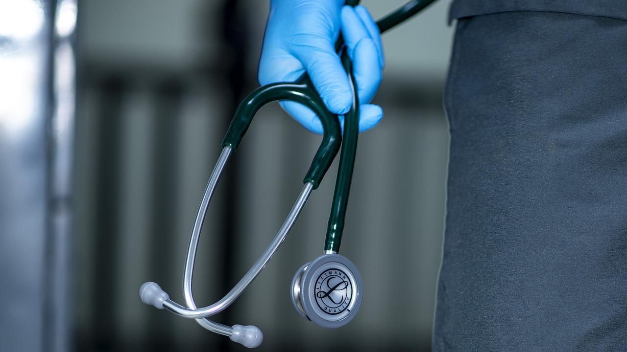 МОН поиска още места за обучение на медицински сестри и лекарски асистенти