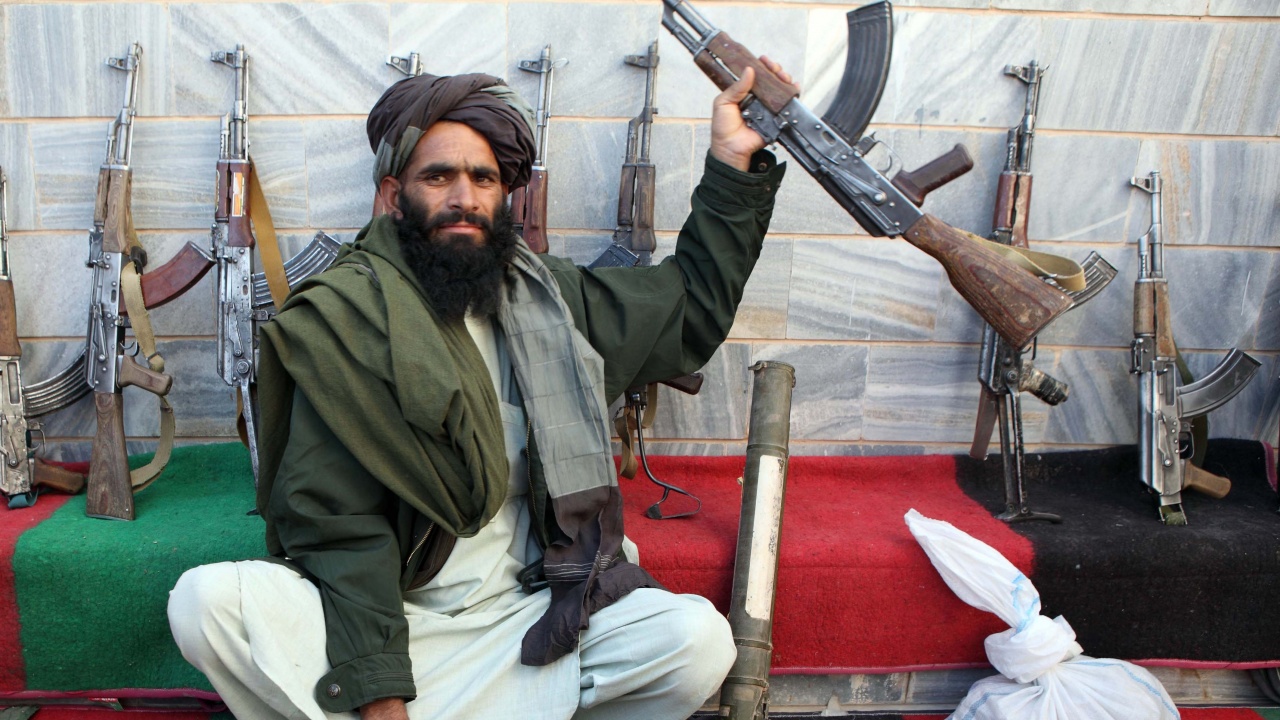 Икономическата криза в Афганистан и разцепления сред талибаните ги застрашават година след връщането им на власт