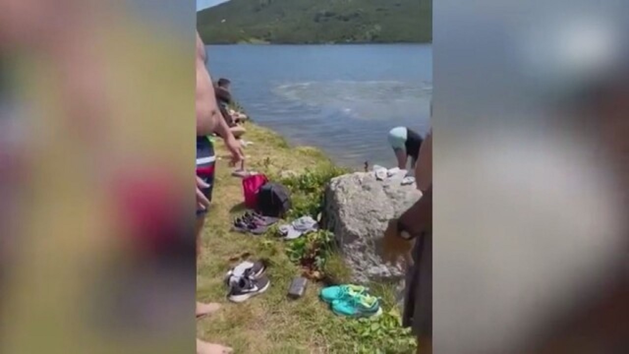 Туристи се изкъпаха в едно от Седемте рилските езера. Кадри