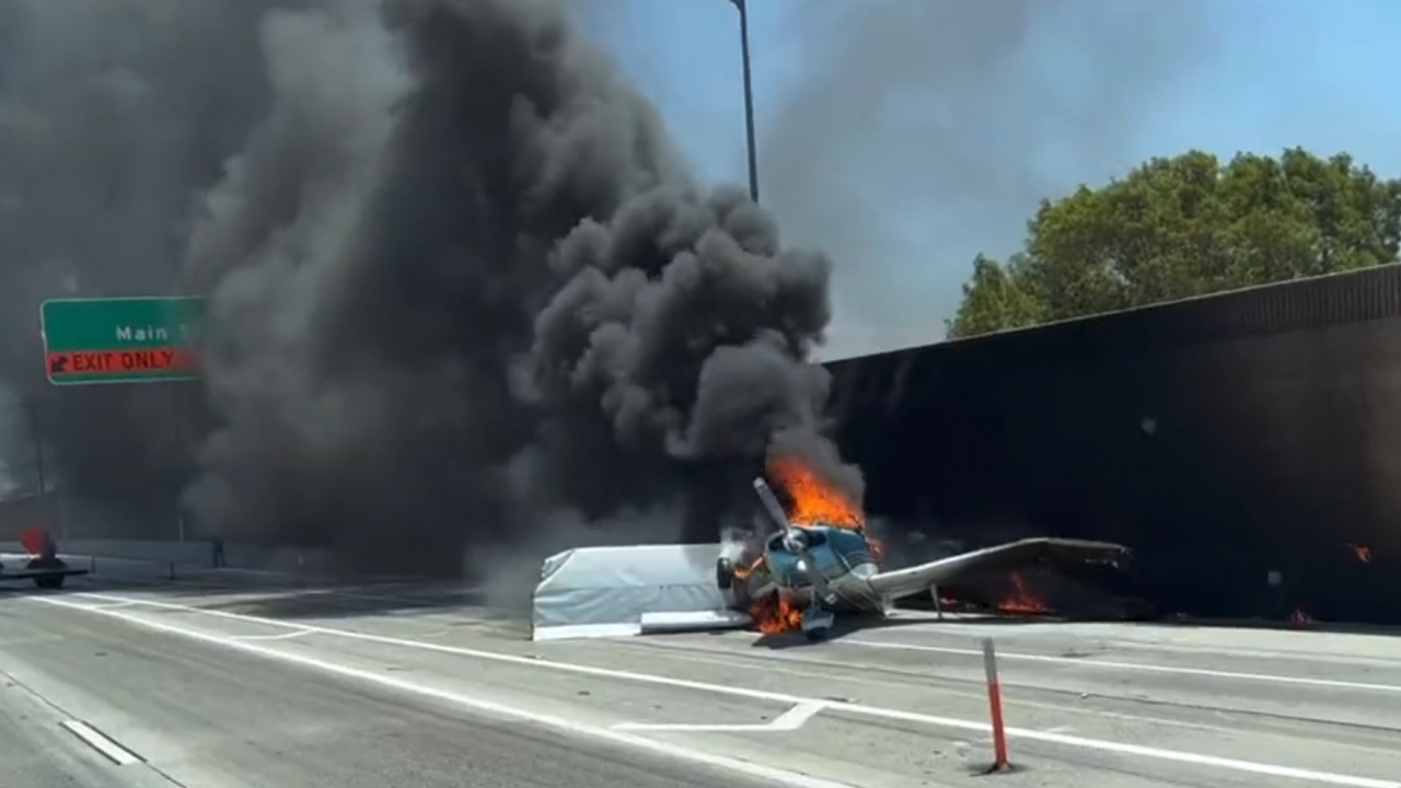 Малък самолет се разби на магистрала в Лос Анджелис