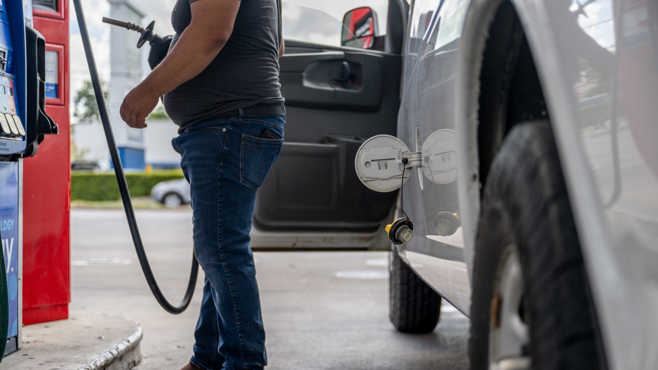 Цените на бензина в САЩ малко под 4 долара за първи път от пет месеца