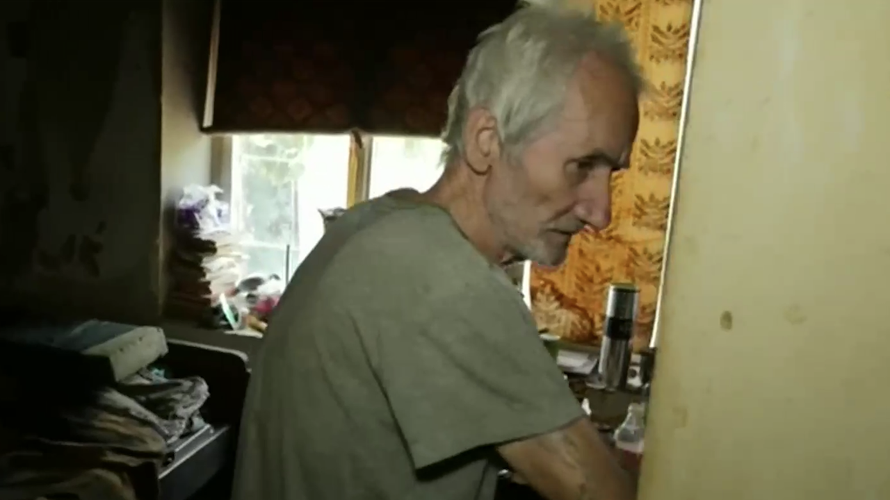 Апаши пребиха възрастен мъж в дома му, изхарчиха пенсията му в казино 