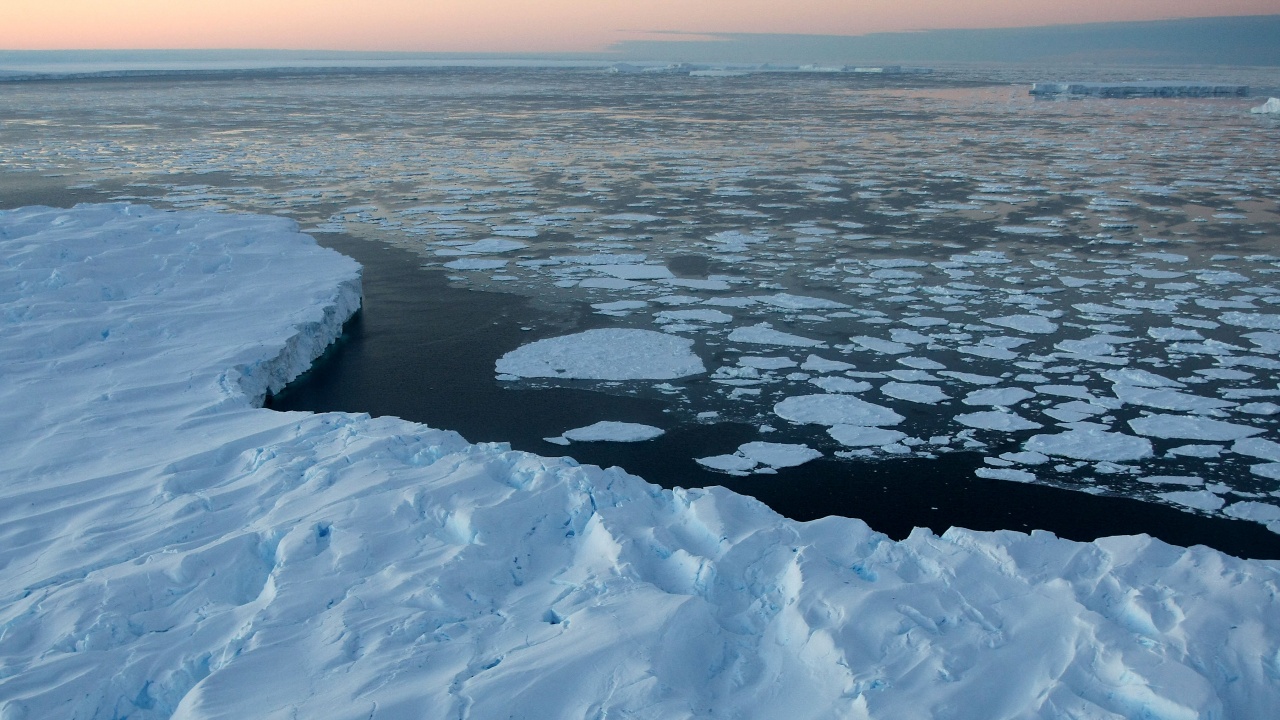 Крайбрежните ледници в Антарктика отделят айсберги по-бързо, отколкото природата е
