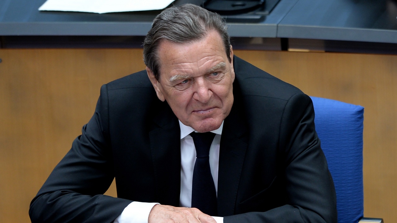 Шрьодер съди Бундестага заради отнетите му привилегии