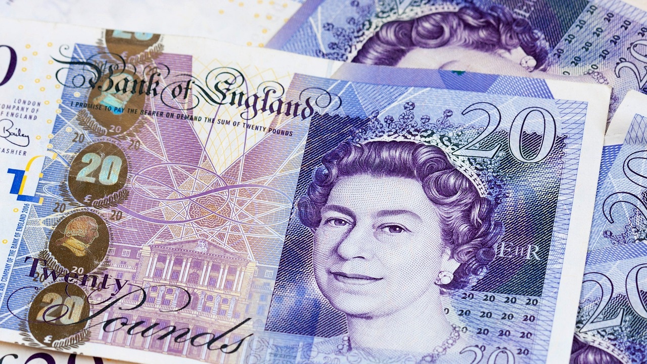 Британската лира загуби от стойността си спрямо стабилизиращия се щатски