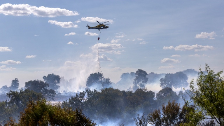 Вертолет от състава на ВВС се включва в гасенето на големия горски пожар в Пазарджишко