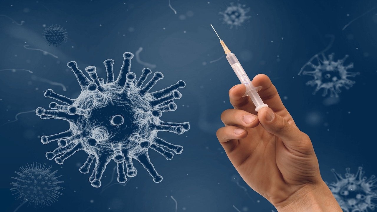 Великобритания одобри адаптирана ваксина срещу различни варианти на коронавируса