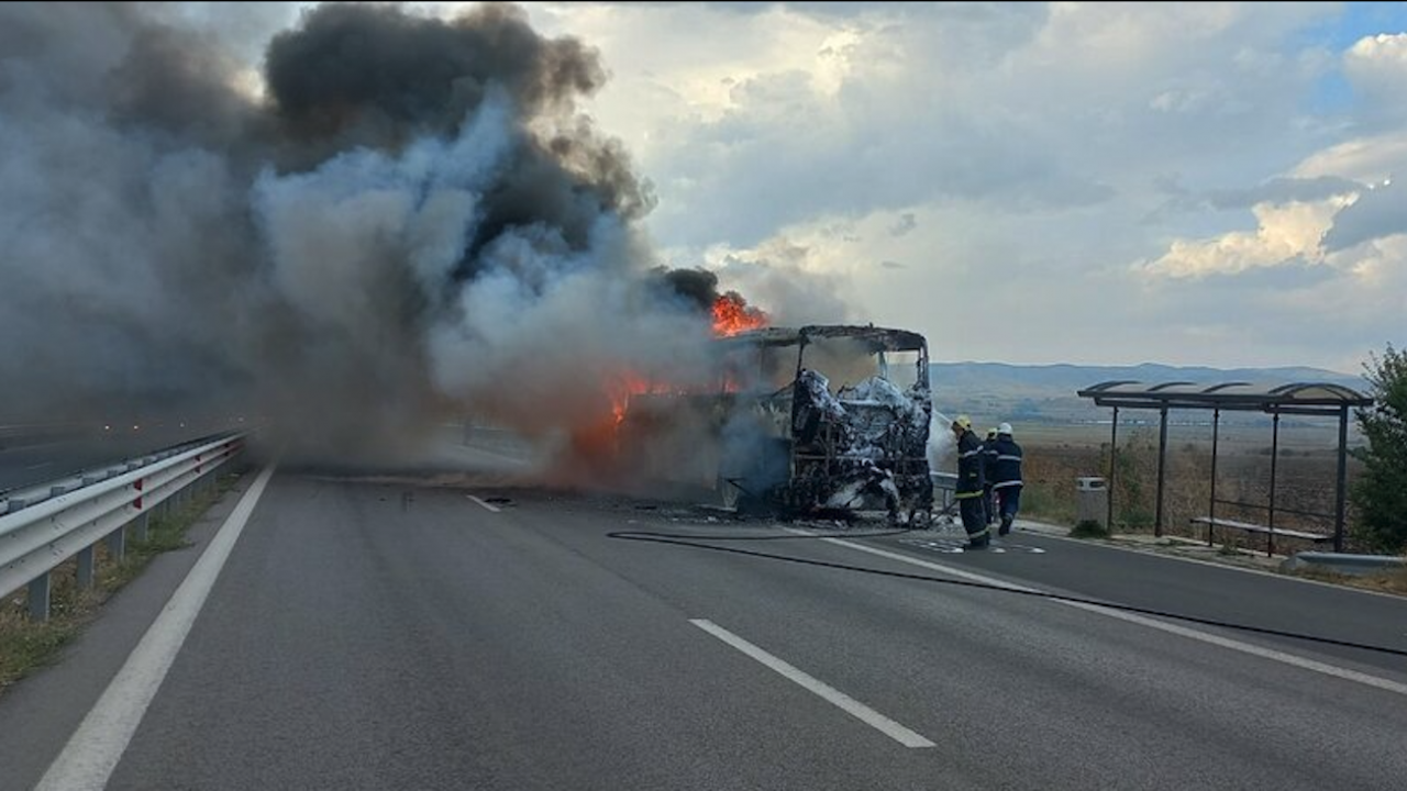 Автобус е изгорял на магистрала Тракия в района на Бургас.