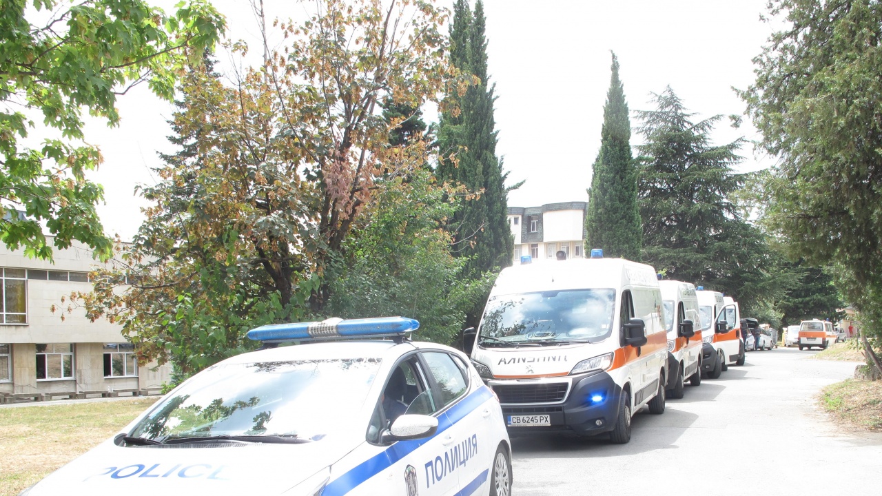 С пет реаномобила, ескортирани от полицаи, 7 деца бяха предадени на сръбските власти