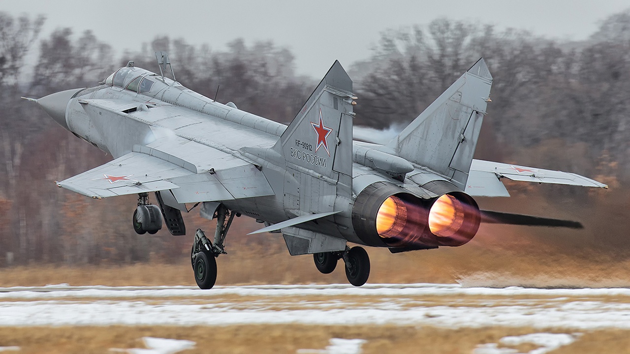 Британски самолет навлезе във въздушното пространство на Русия, Москва изпрати МиГ-31