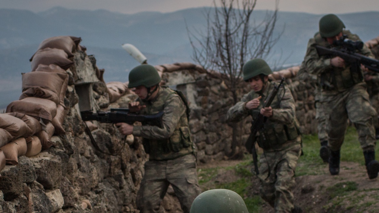 Турската армия е неутрализирала 13 терористи в отговор на атака, при която е загинал турски войник