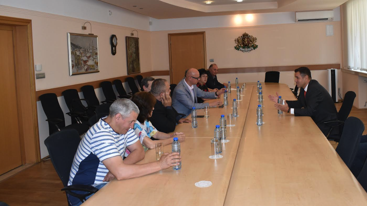 Министърът на икономиката Никола Стоянов разговаря със синдикатите във ВМЗ - Сопот