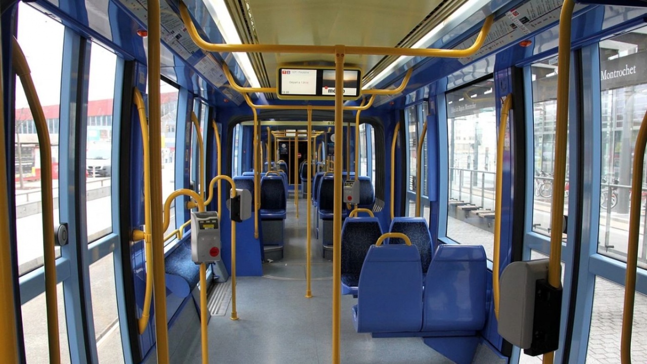 Безобразно: Ето как шофьор на градския транспорт в София вози малко дете до себе си