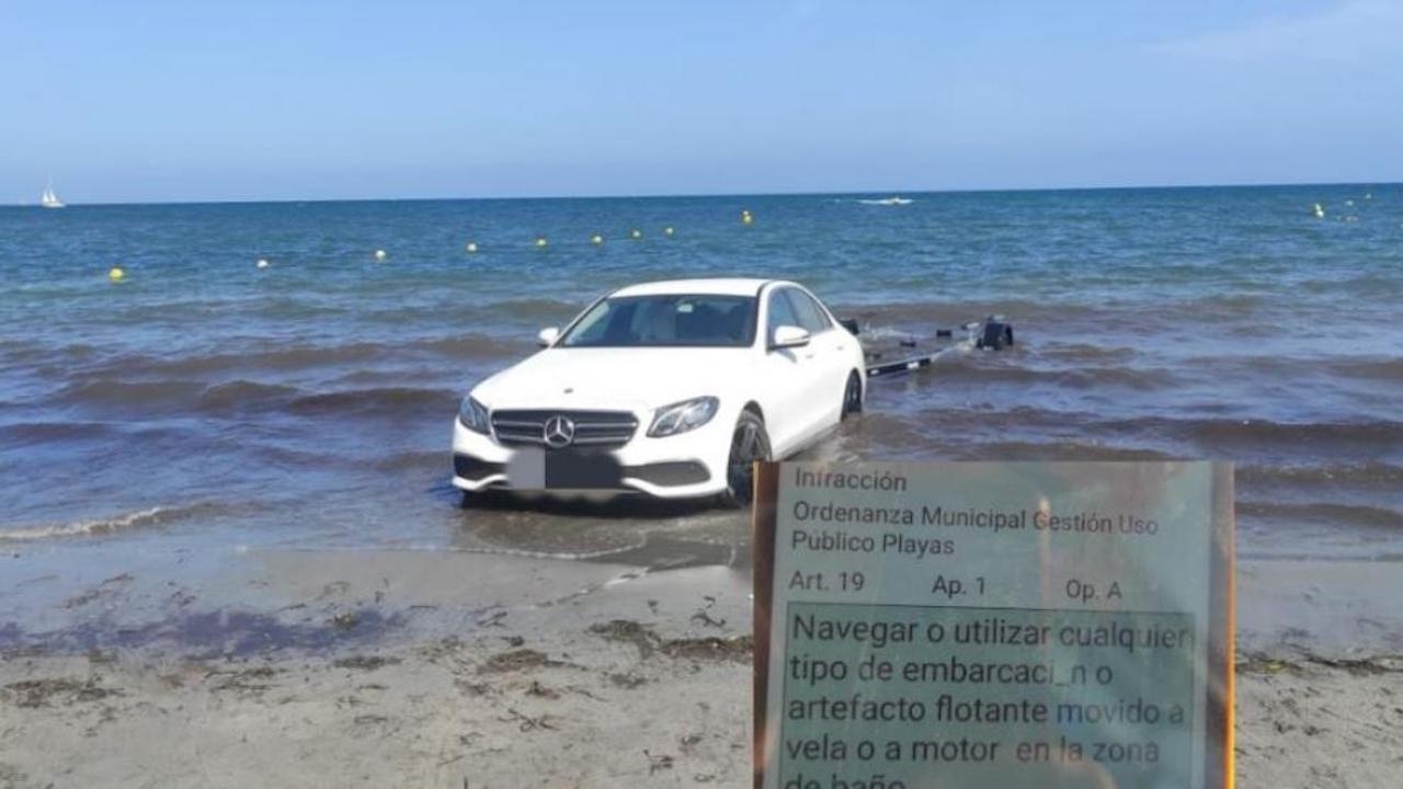 Заради липса на паркинг: Шофьор паркира колата си в морето