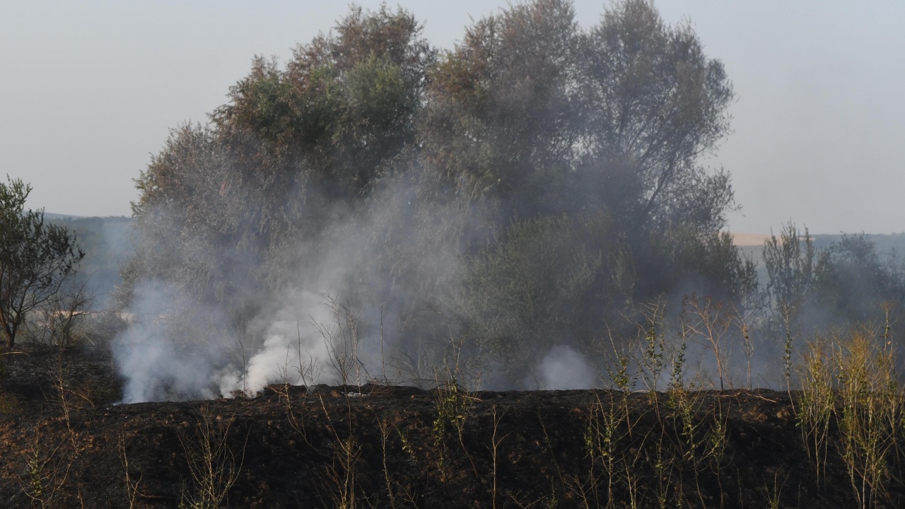 Няма пострадали при пожара на полигона край Казанлък
