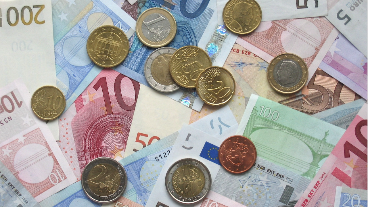 Еврото се търгува под 1,02 долара