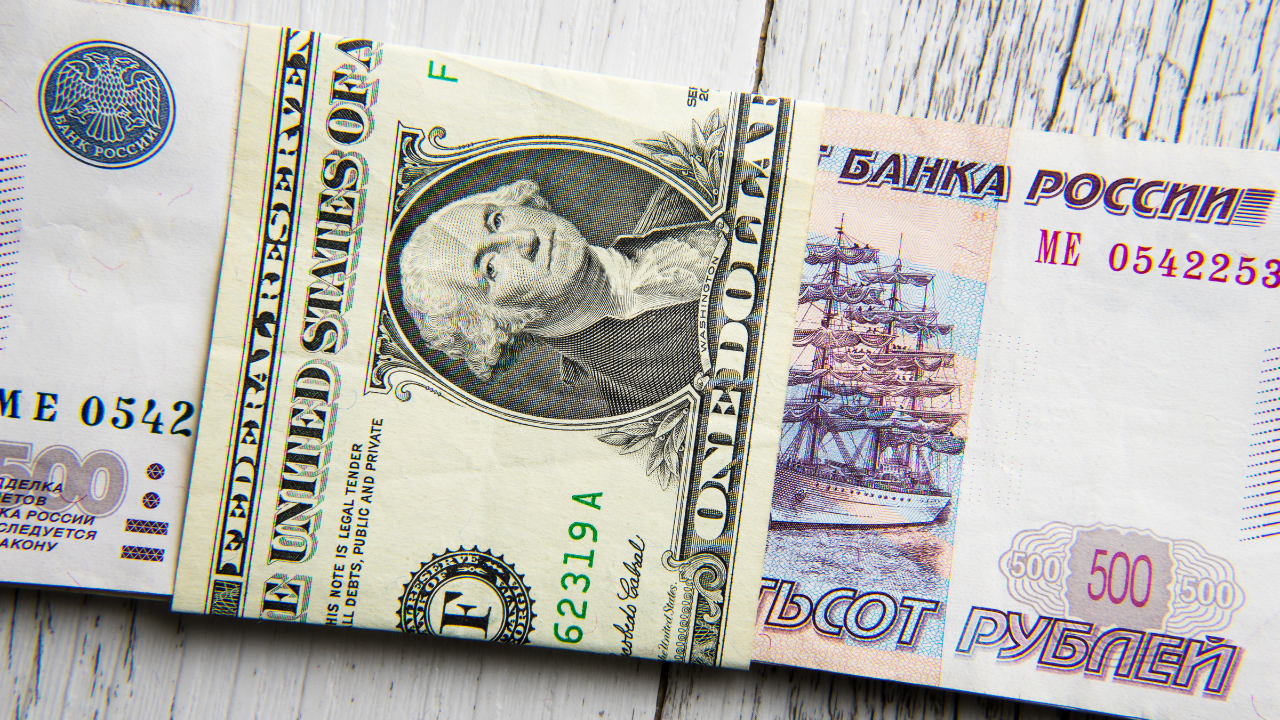 Руската рубла на близо 4-седмичен максимум спрямо долара