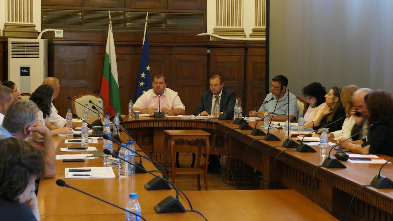 Министър Гечев и представители на НАЗ обсъдиха мерки за гарантиране на хранителната сигурност и засилен контрол при вноса на зърно