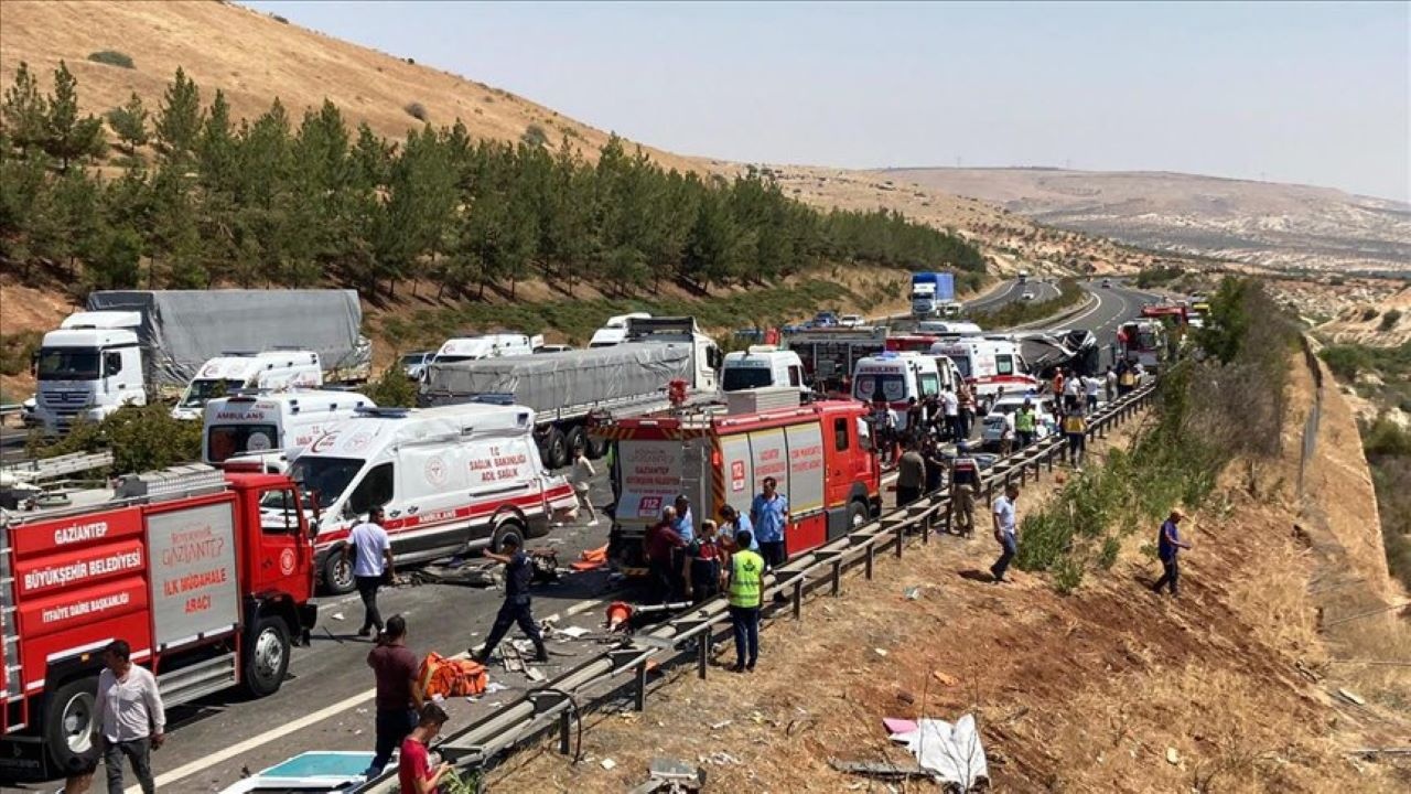 Жестока катастрофа с автобус в Турция, най-малко 15 души загинаха