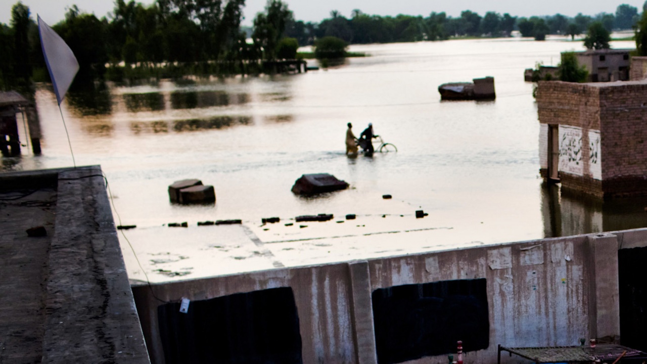 40 души загинаха при наводнения и свлачища в Северна Индия