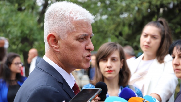 Армията също оказва помощ за транспортирането на сръбските деца, съобщи военният министър