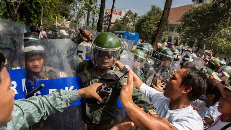 Тайван се опитва да освободи граждани, привлечени в Камбоджа от измамници