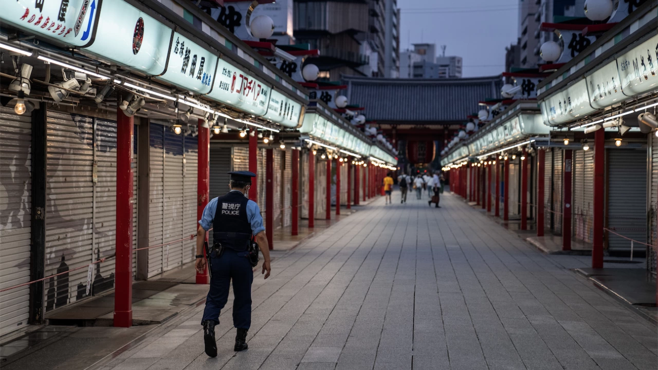 Японски полицай прекалил с алкохола и заспал на улицата е