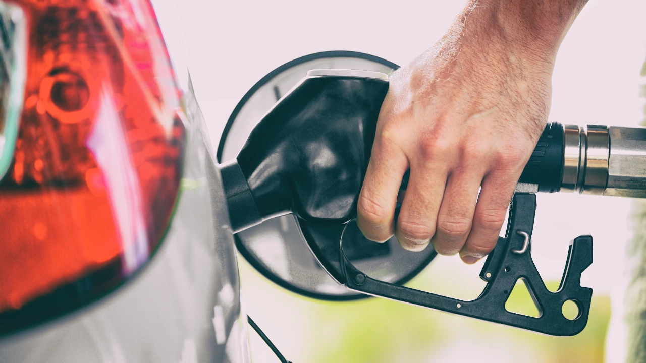 Вече има намаление в цените на горивата тенденцията идва от