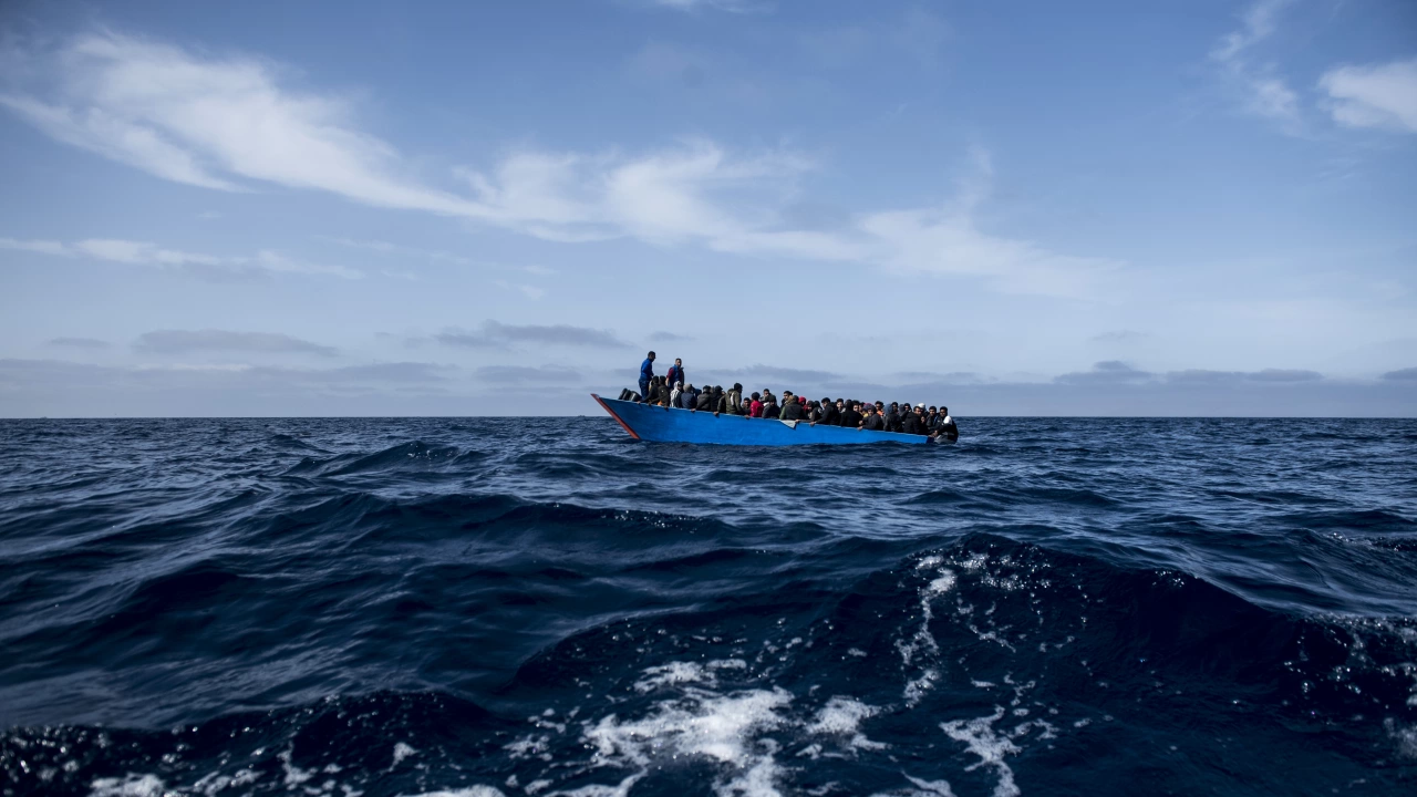 Десетки мигранти в дървен плавателен съд са били открити край