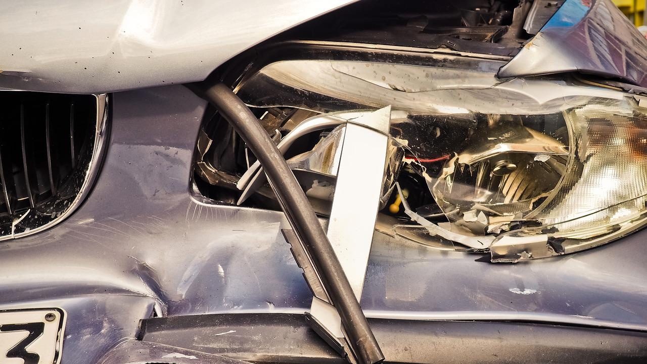Кола изгоря напълно след катастрофа край Червен бряг