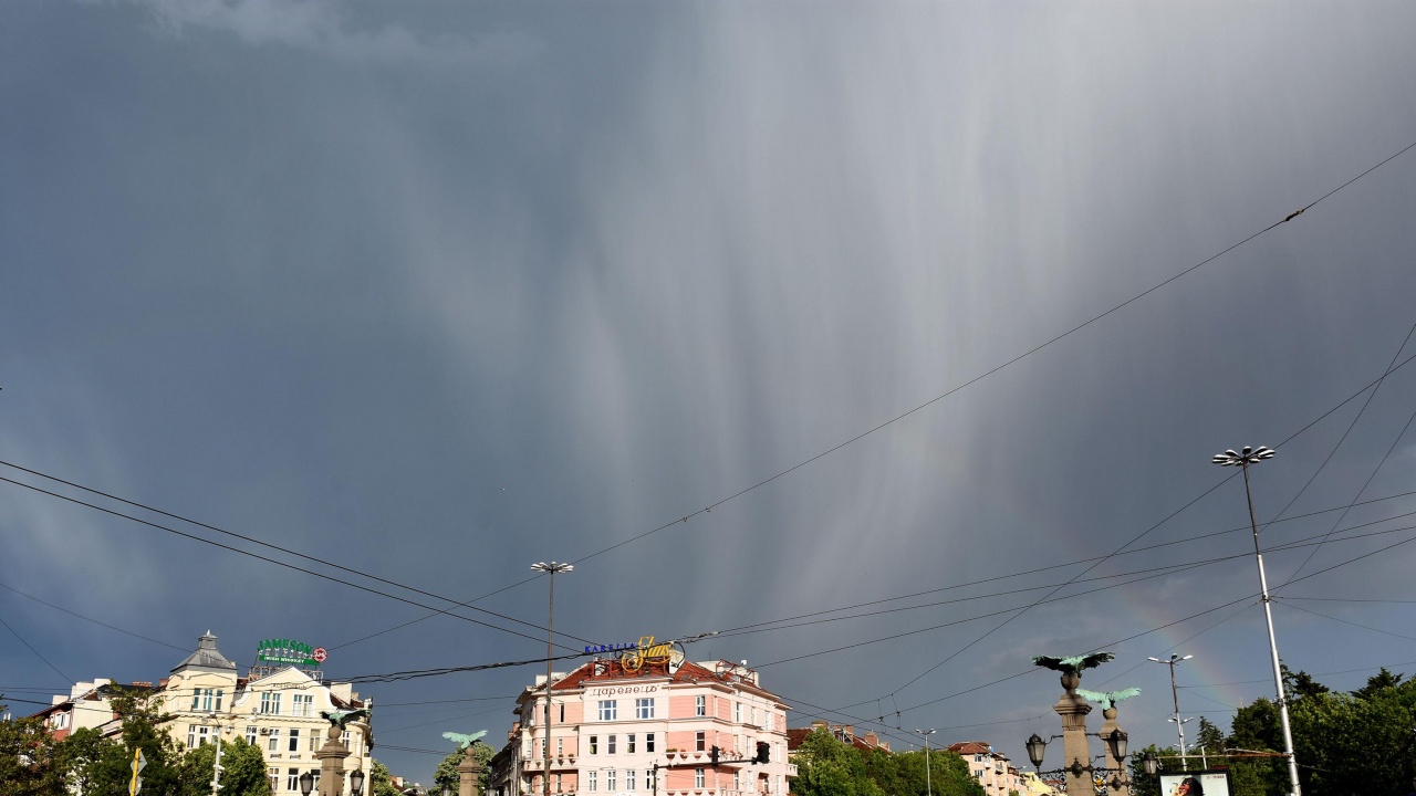 Страшна буря се изви над София