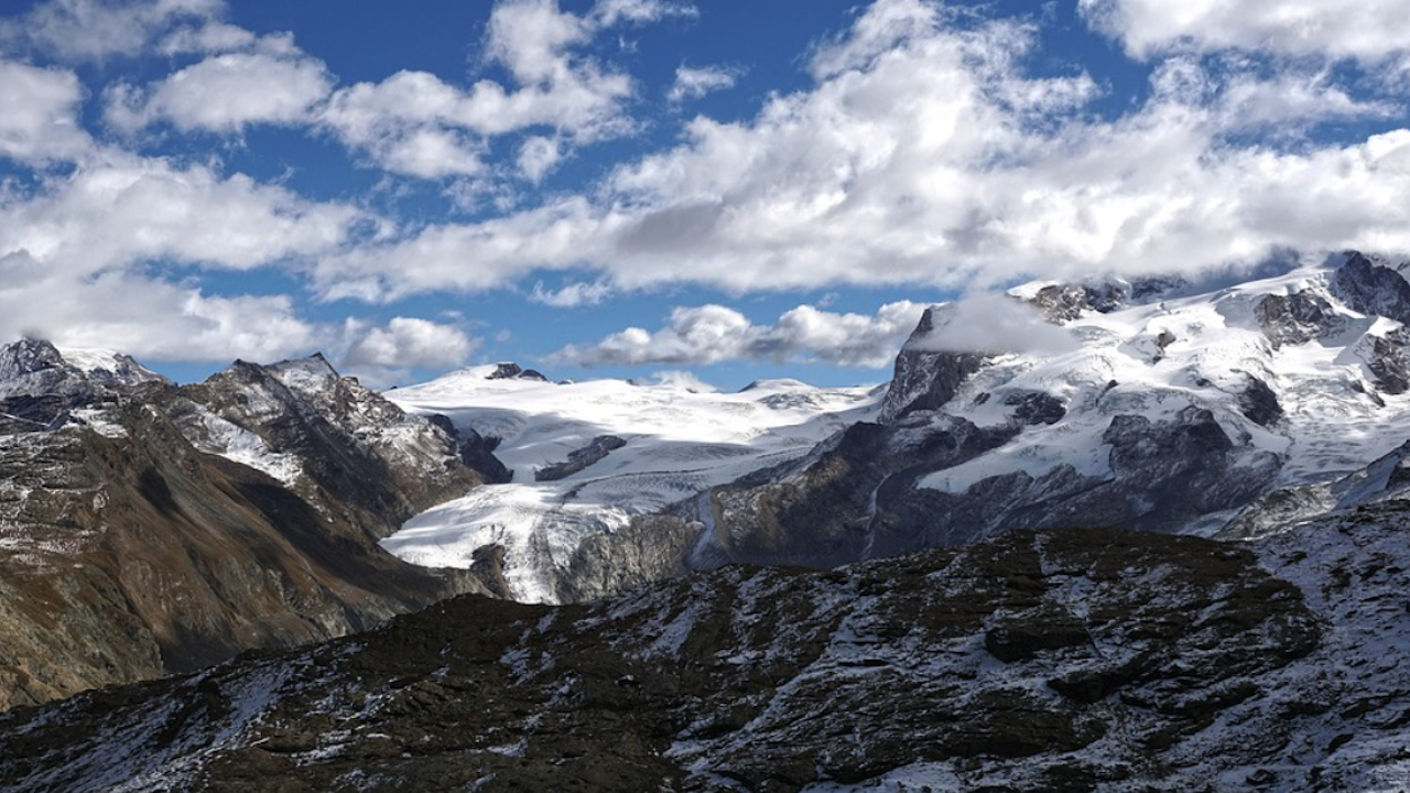 Швейцарските ледници са се свили наполовина за близо век