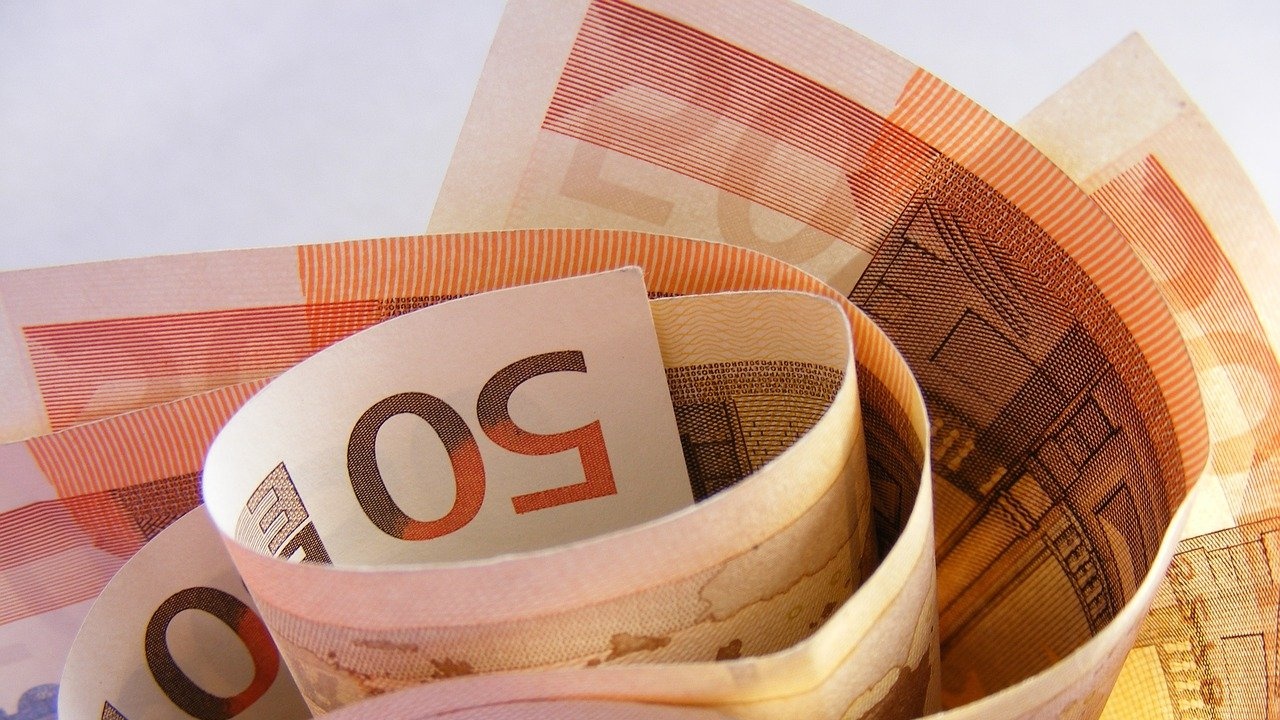 Еврото се търгува твърдо под 1 долар