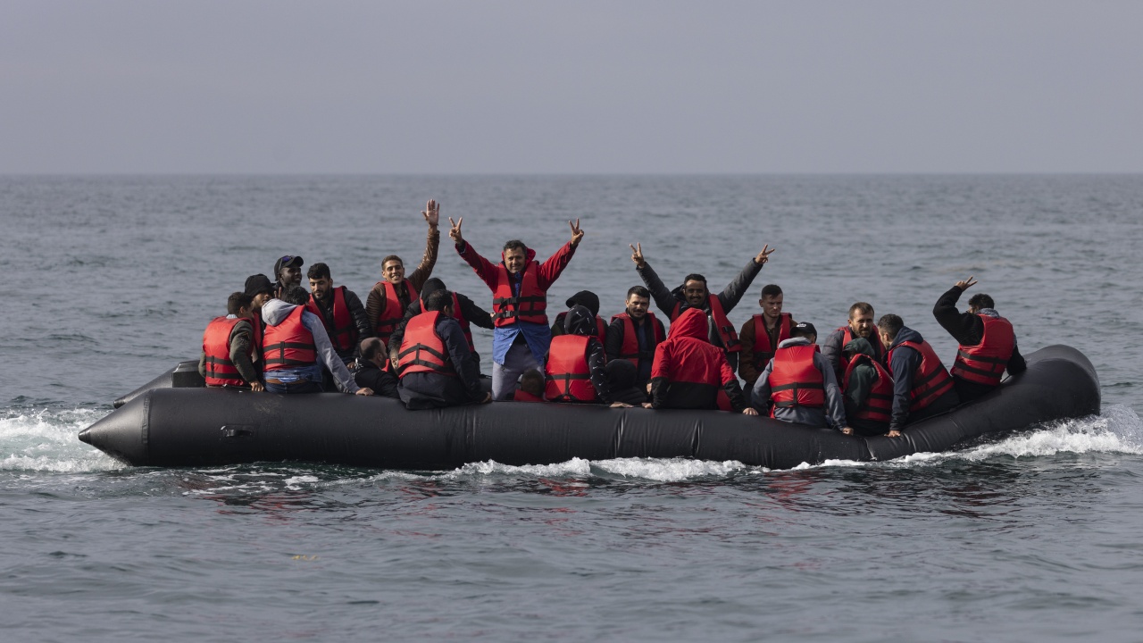 Рекордните 1295 мигранти пристигнаха вчера в Обединеното кралство през Ламанша,