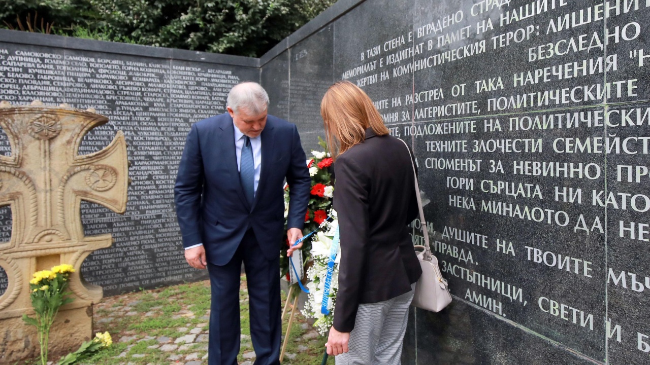 Паметта на жертвите на тоталитарните режими почетоха днес от .
Председателят