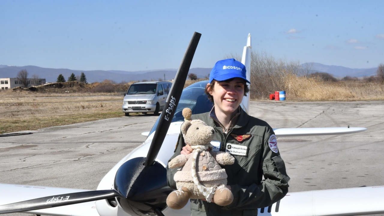 Най-младият пилот, обикалящ света сам, каца край Радомир