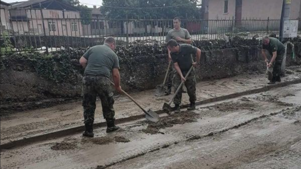 Военни продължават да помагат на жителите на Карлово след наводненията