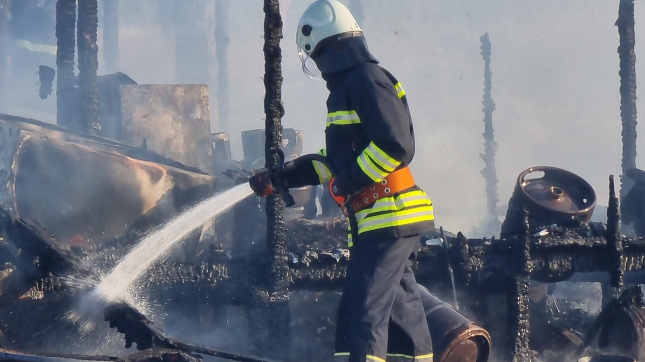 Разследват причините за пожара в блока в Шумен