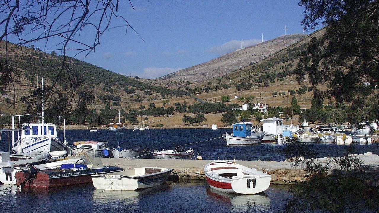 Гръцката държава ще субсидира почивки на засегнатите от бедствия острови Евбея и Самос и през септември
