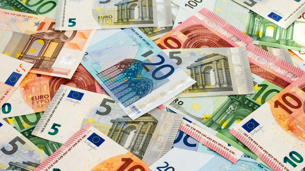 Еврото се задържа малко под 1 долар