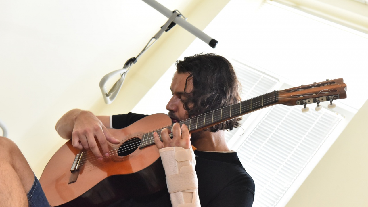 Музикант отново просвири на китара три дни след операция на счупена китка