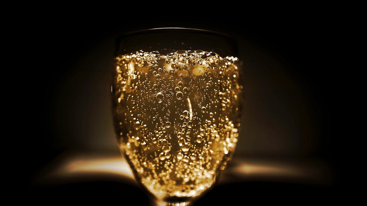 Горещото и сухо лято причинява ранен гроздобер на сортовете за шампанско във Франция