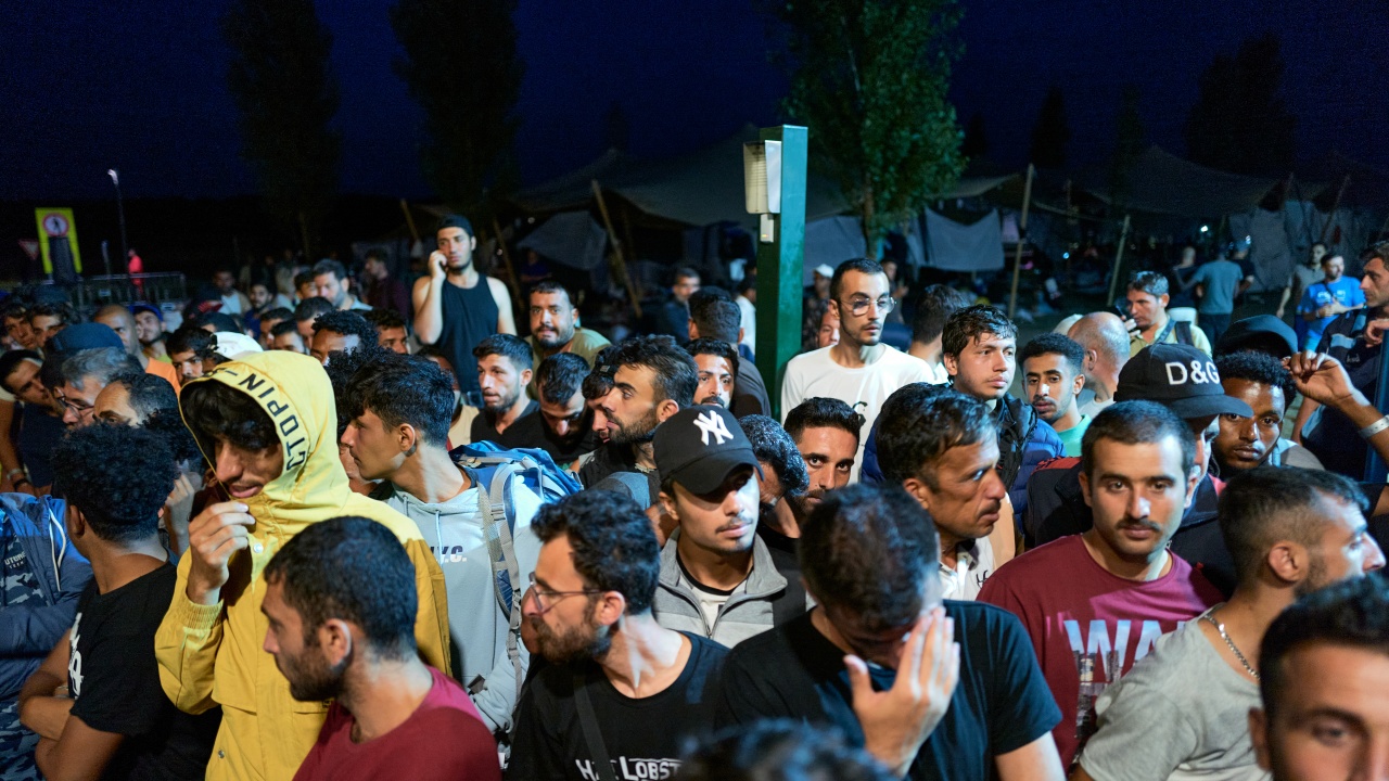 Бежанска криза в Нидерландия. Стотици мигранти бяха принудени да спят