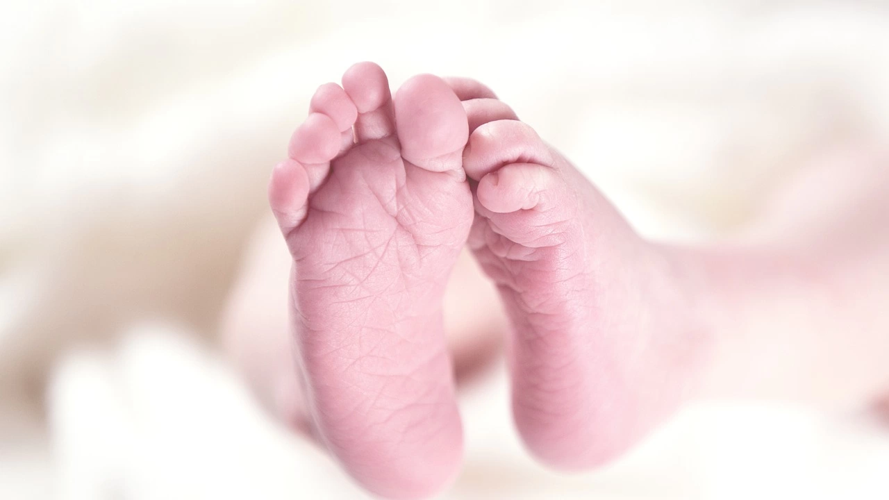 Бебе с 3 крака и два полови органа се роди