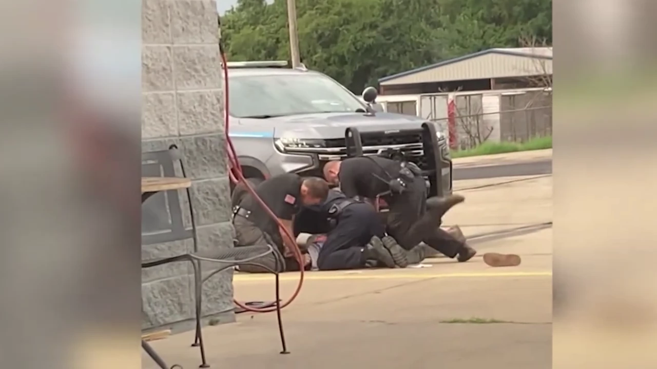 Трима полицаи в американския щат Арканзас са временно освободени от