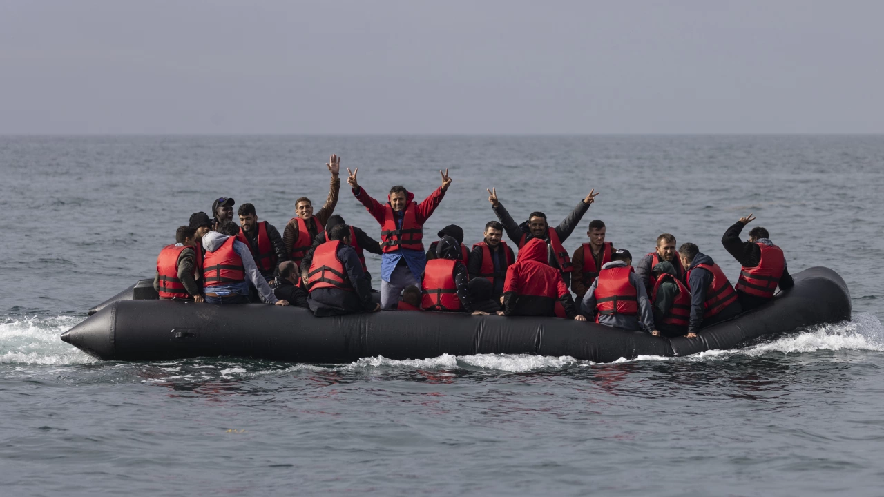 Рекордните 1295 мигранти пристигнаха вчера в Обединеното кралство през Ламанша