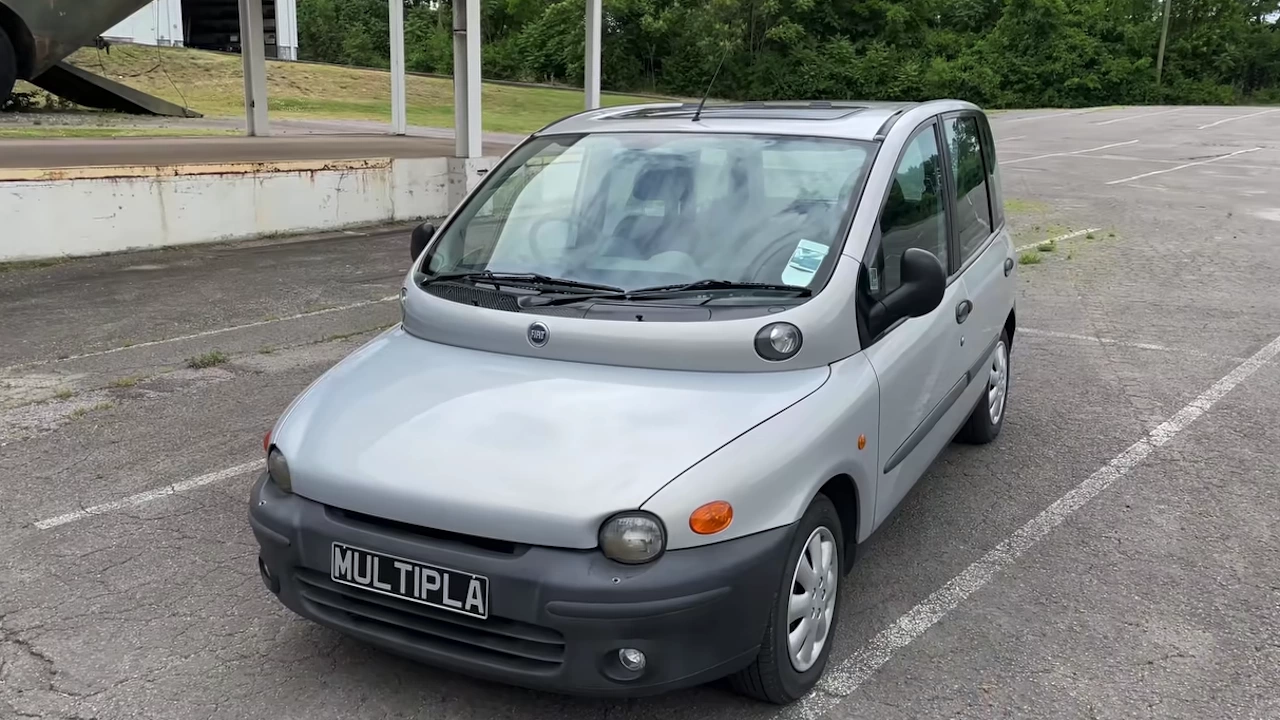 Миниванът Fiat Multipla от 1998 г е наричан често  най грозният автомобил